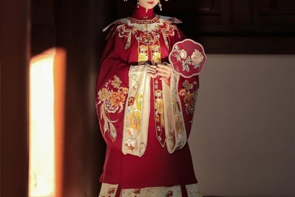 Modern and Traditional Styles Combined in Wedding Hanfu